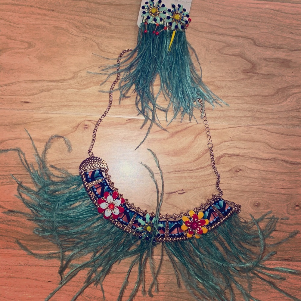 NWT Green Feather Necklace + Earrings Set 💚✨ Statement Jewelry for Bold Looks